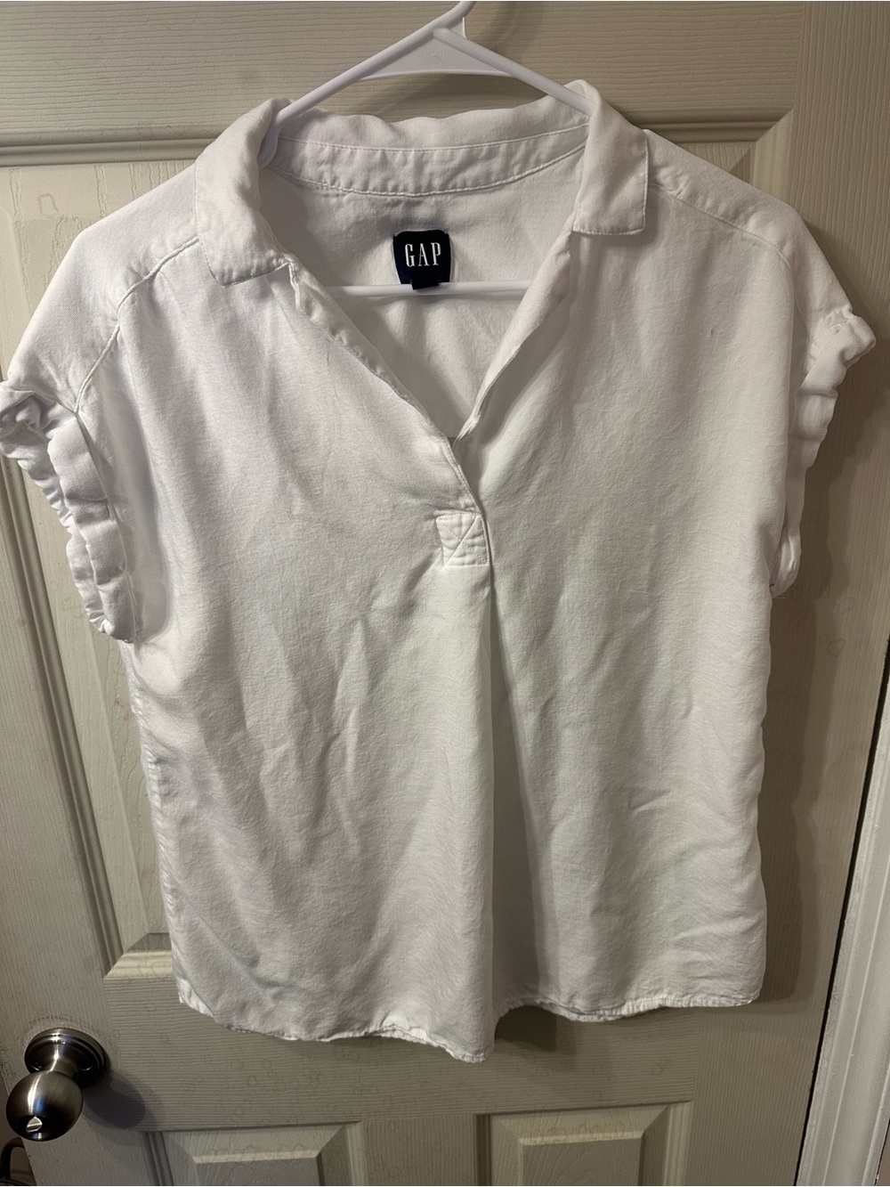 GAP White Short-Sleeve Polo-Style Blouse with Ruffle Sleeves